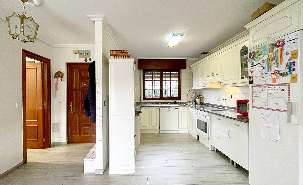 ESTUPENDA CASA CON JARDIN EN PUENTE ARCE