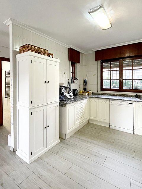 ESTUPENDA CASA CON JARDIN EN PUENTE ARCE