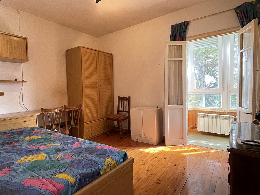 Piso de 3 habitaciones con 40 metros de garaje y 200 metros de jardin privado. 