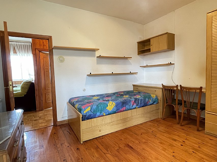 Piso de 3 habitaciones con 40 metros de garaje y 200 metros de jardin privado. 