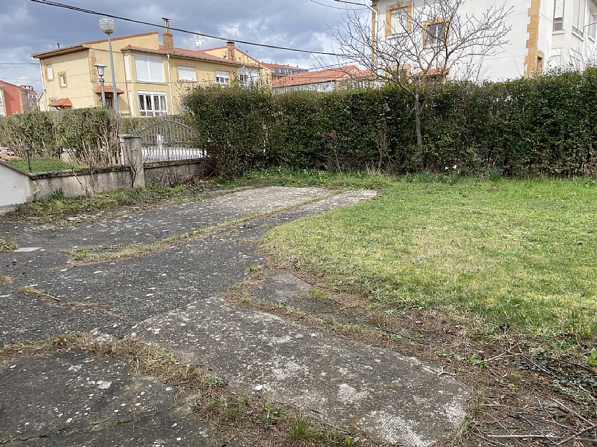 Piso de 3 habitaciones con 40 metros de garaje y 200 metros de jardin privado. 