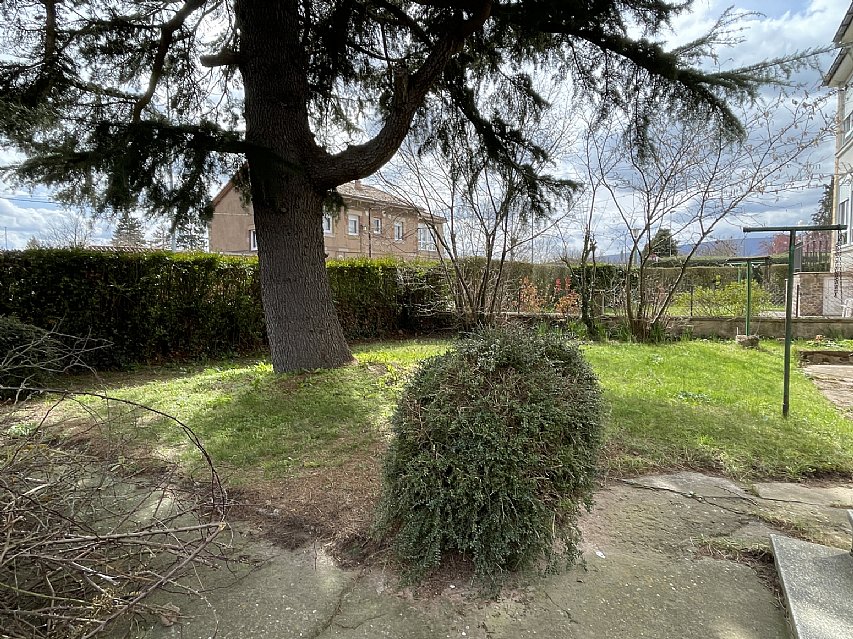 Piso de 3 habitaciones con 40 metros de garaje y 200 metros de jardin privado. 