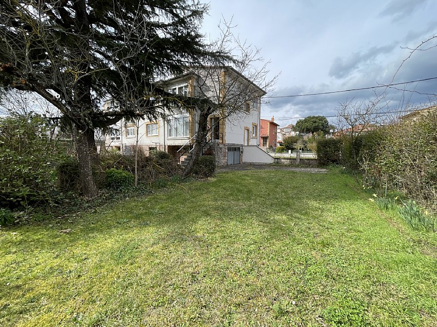 Piso de 3 habitaciones con 40 metros de garaje y 200 metros de jardin privado. 