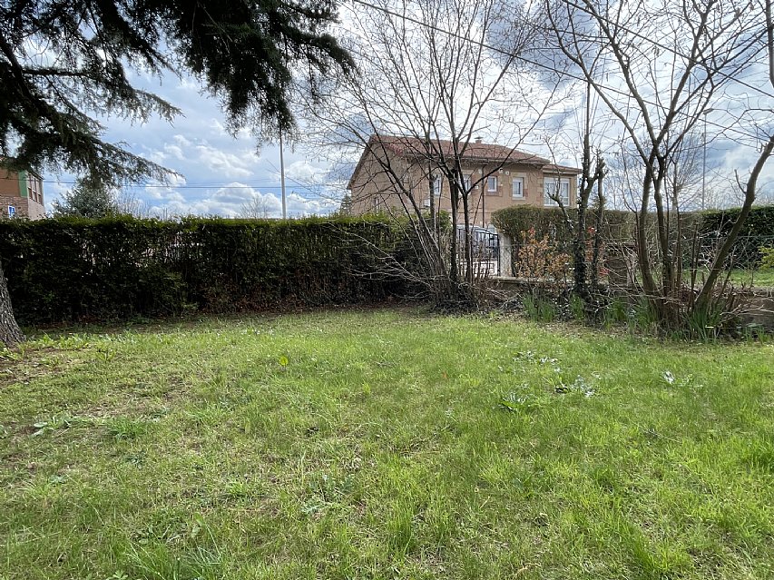 Piso de 3 habitaciones con 40 metros de garaje y 200 metros de jardin privado. 