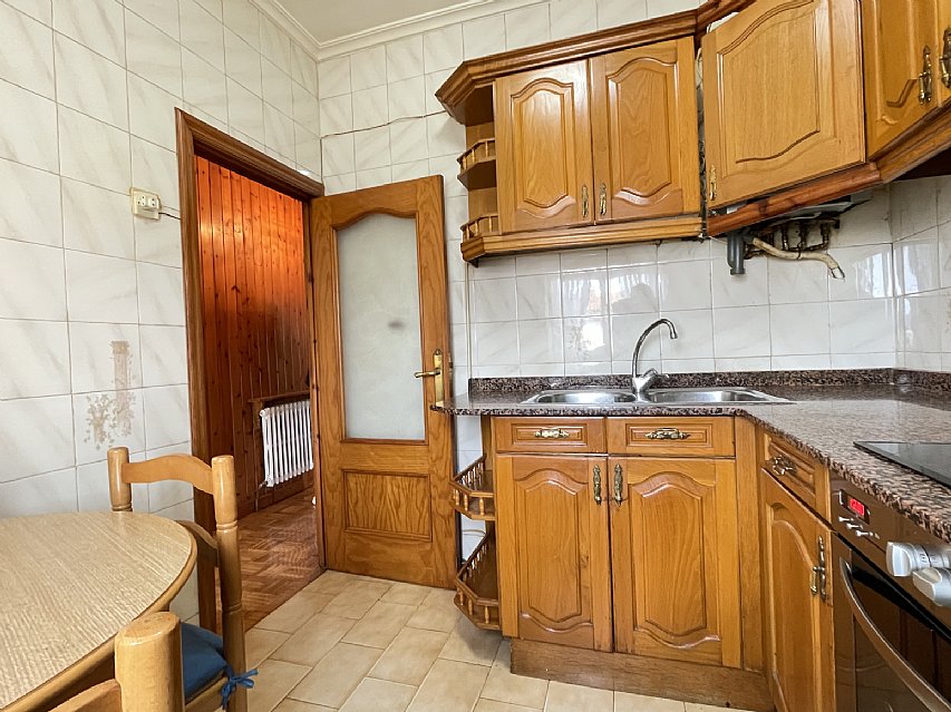 Piso de 3 habitaciones con 40 metros de garaje y 200 metros de jardin privado. 