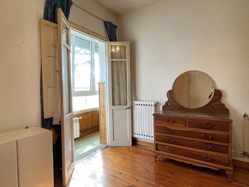 Piso de 3 habitaciones con 40 metros de garaje y 200 metros de jardin privado. 