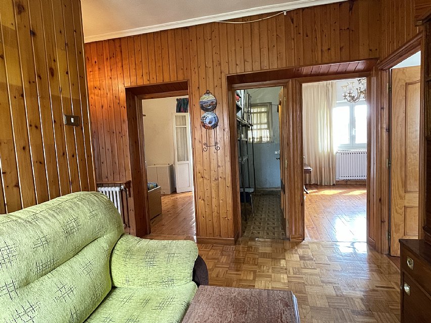 Piso de 3 habitaciones con 40 metros de garaje y 200 metros de jardin privado. 