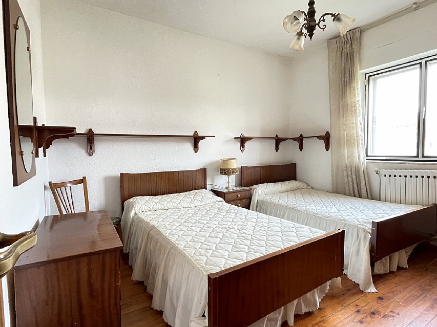 Piso de 3 habitaciones con 40 metros de garaje y 200 metros de jardin privado. 