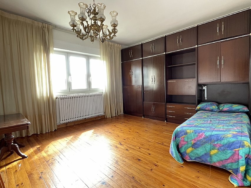 Piso de 3 habitaciones con 40 metros de garaje y 200 metros de jardin privado. 