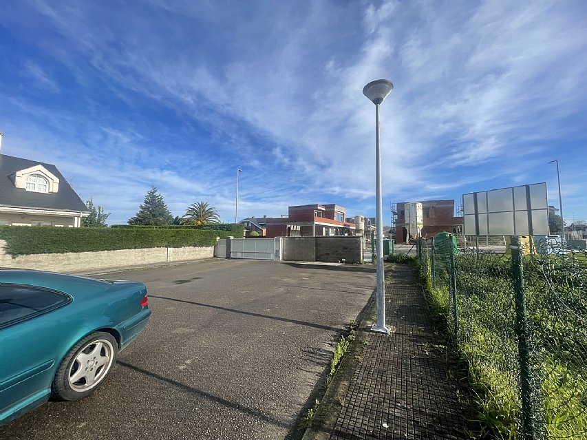 Suelo terciario con licencia para construir 16 apartamentos, 16 garajes y 1 local