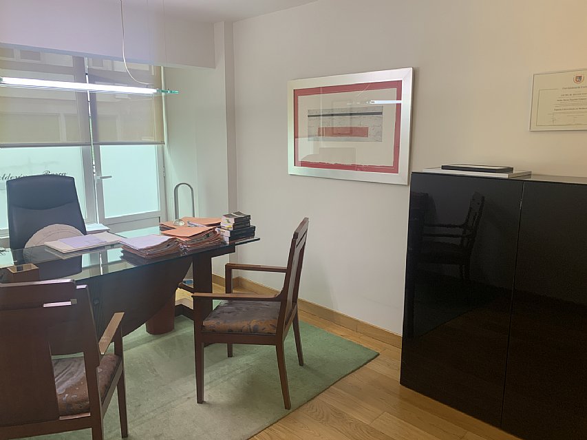 Inmueble comercial con despachos y reformado en plaza de estaciones