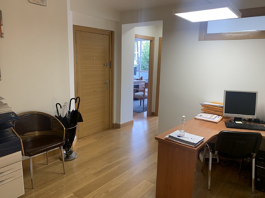 Inmueble comercial con despachos y reformado en plaza de estaciones