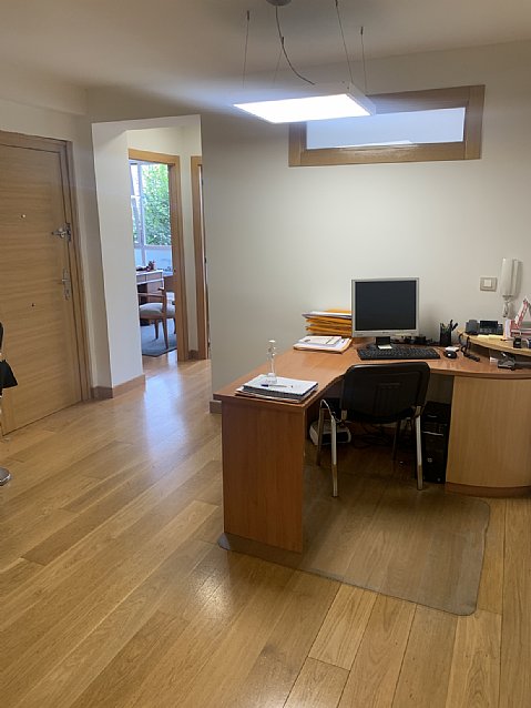 Inmueble comercial con despachos y reformado en plaza de estaciones