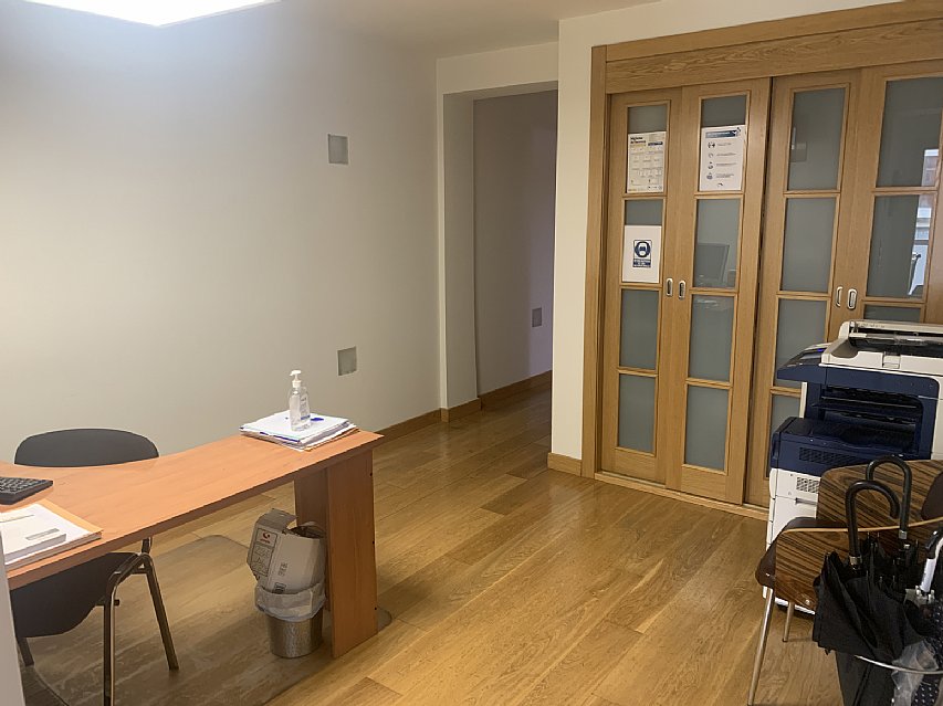 Inmueble comercial con despachos y reformado en plaza de estaciones