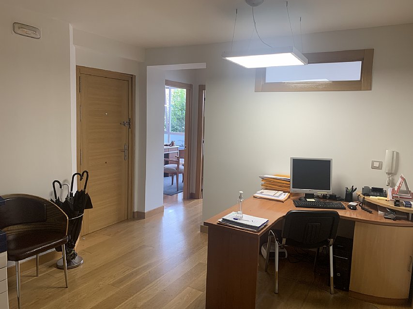 Inmueble comercial con despachos y reformado en plaza de estaciones