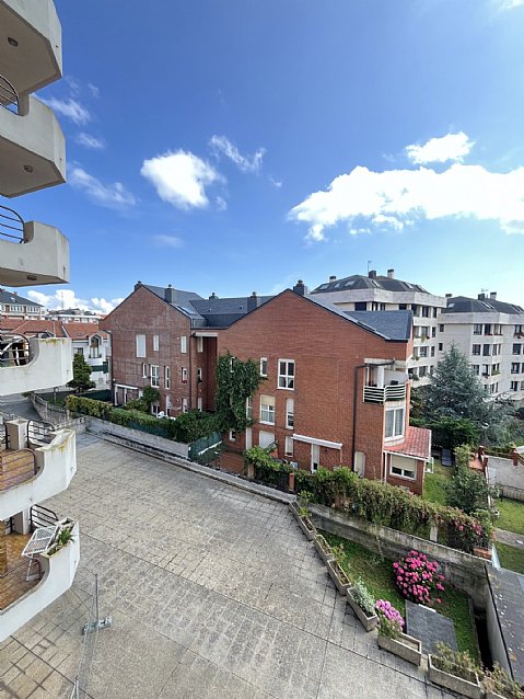 Piso de 3 hab y 2 baños con garaje y balcon en Valdenoja