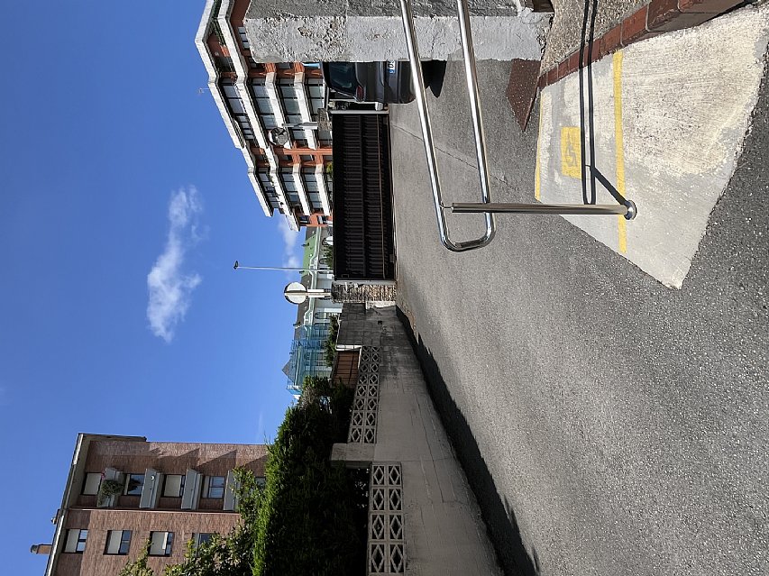 Piso de 3 hab y 2 baños con garaje y balcon en Valdenoja