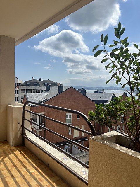 Piso de 3 hab y 2 baños con garaje y balcon en Valdenoja