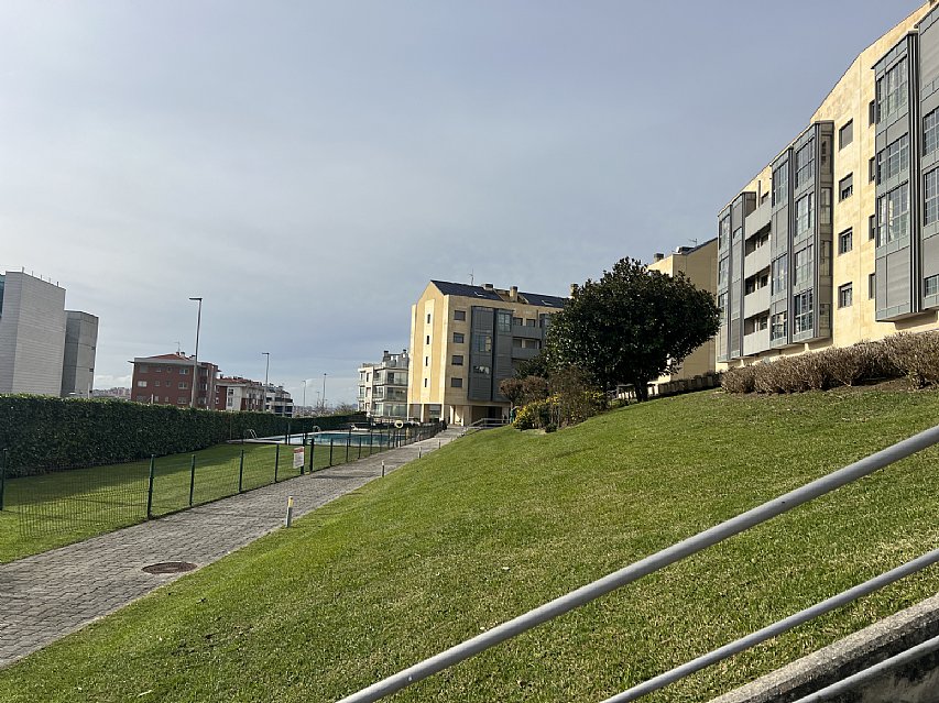 Garaje amplio con acceso a la vivienda por ascensor en Avda Cantabria 66-74