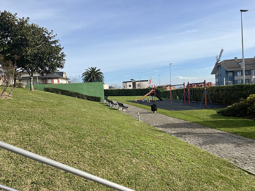 Garaje amplio con acceso a la vivienda por ascensor en Avda Cantabria 66-74