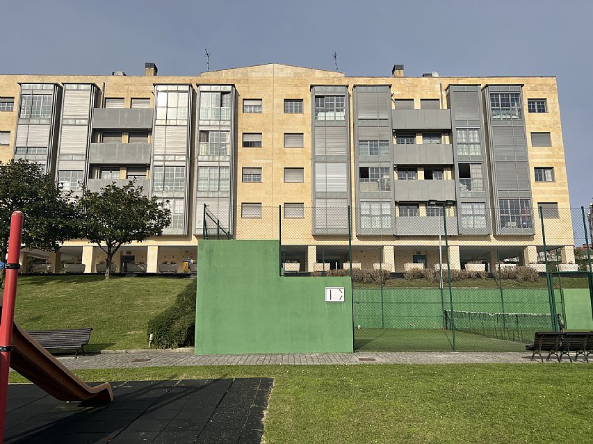 Garaje amplio con acceso a la vivienda por ascensor en Avda Cantabria 66-74