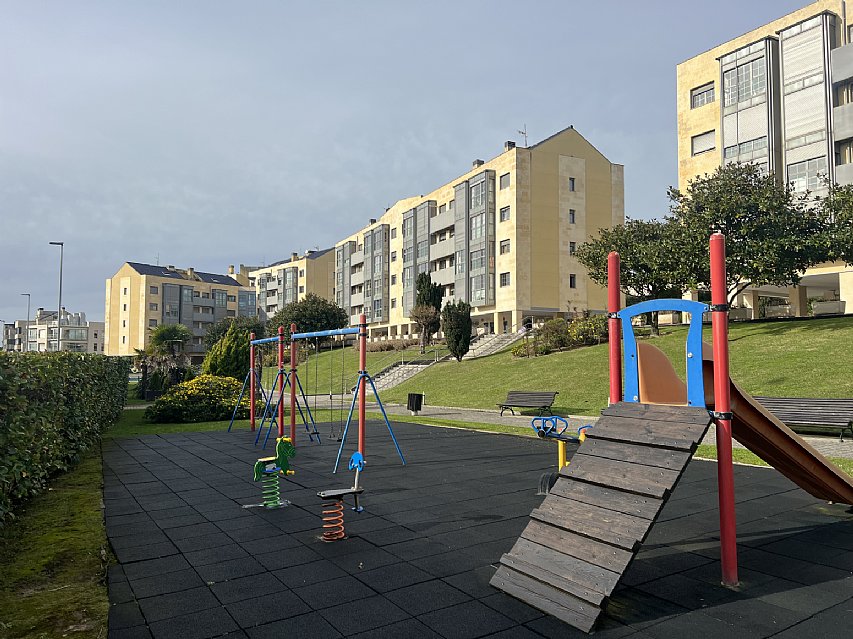 Garaje amplio con acceso a la vivienda por ascensor en Avda Cantabria 66-74