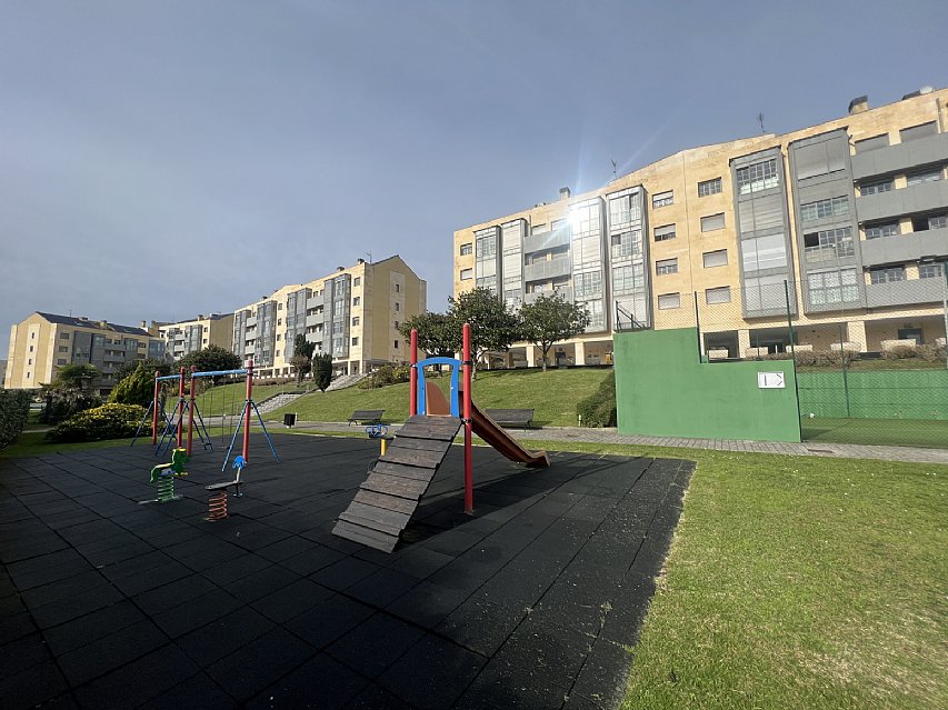 Garaje amplio con acceso a la vivienda por ascensor en Avda Cantabria 66-74