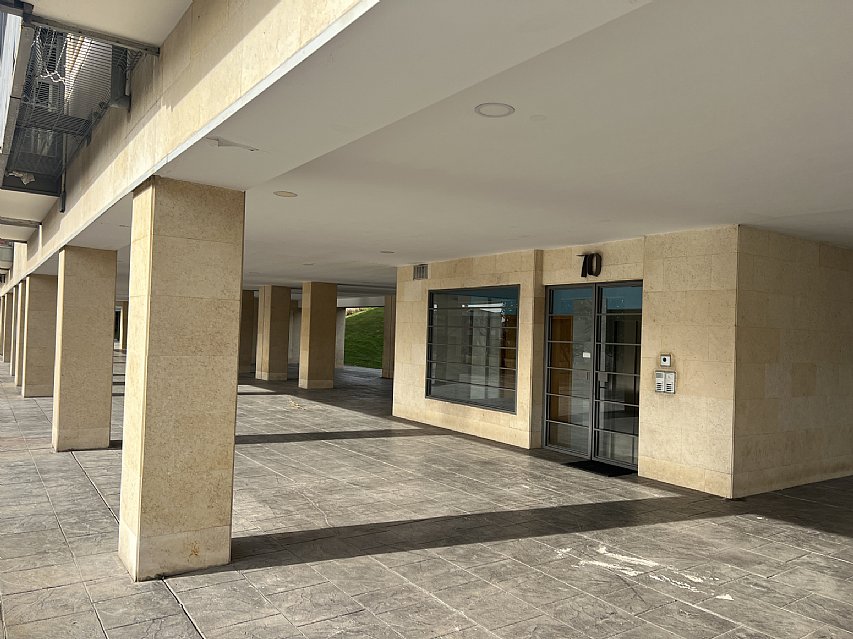 Garaje amplio con acceso a la vivienda por ascensor en Avda Cantabria 66-74