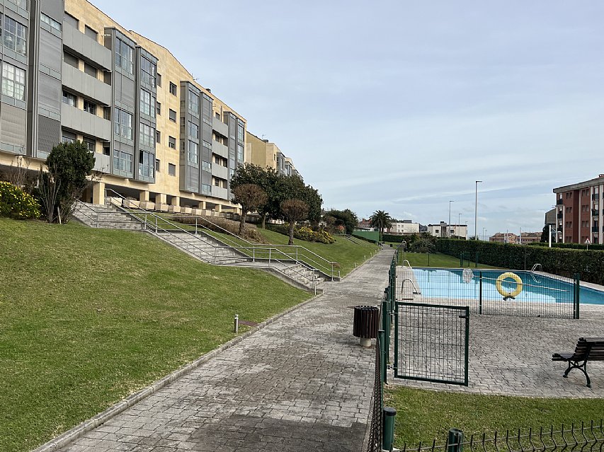 Garaje amplio con acceso a la vivienda por ascensor en Avda Cantabria 66-74