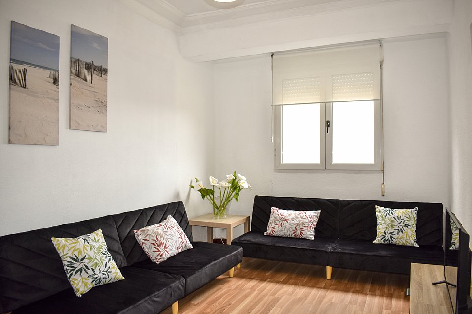 Alquiler TEMPORAL (hasta junio 2022). Piso amplio con 3 habitaciones dobles en centro de Santander