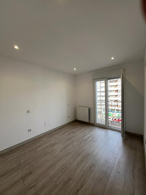 Piso recien reformado de 3 habitacion y 2 baños con balcon en el centro de Santander