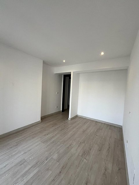 Piso recien reformado de 3 habitacion y 2 baños con balcon en el centro de Santander