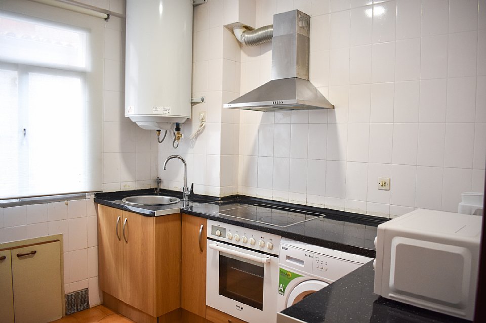 Alquiler TEMPORAL (hasta junio 2022). Piso amplio con 3 habitaciones dobles en centro de Santander