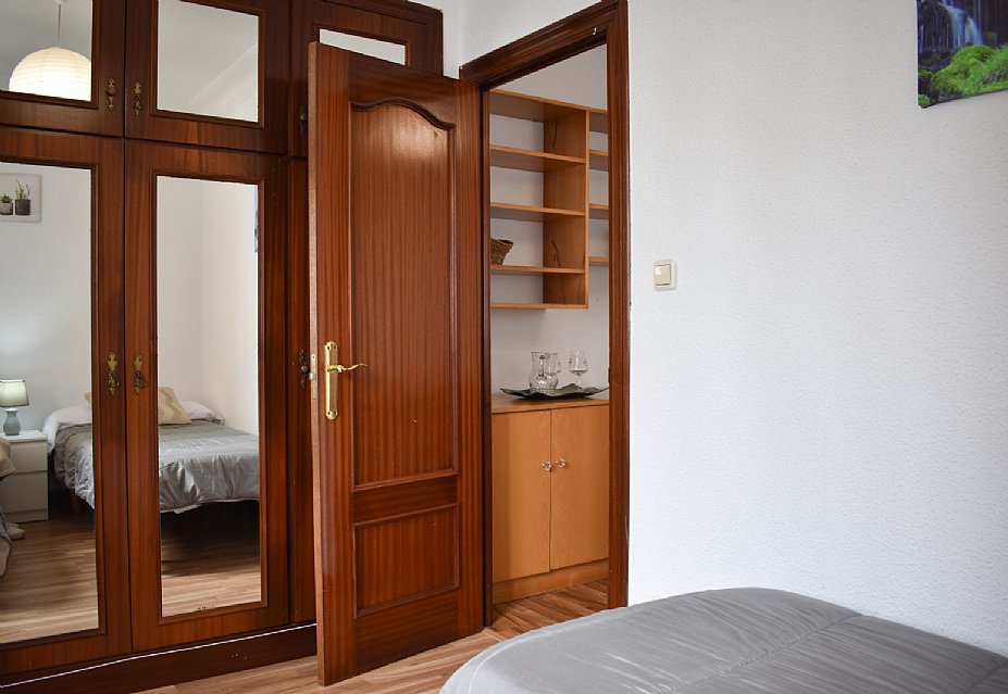 Alquiler TEMPORAL (hasta junio 2022). Piso amplio con 3 habitaciones dobles en centro de Santander