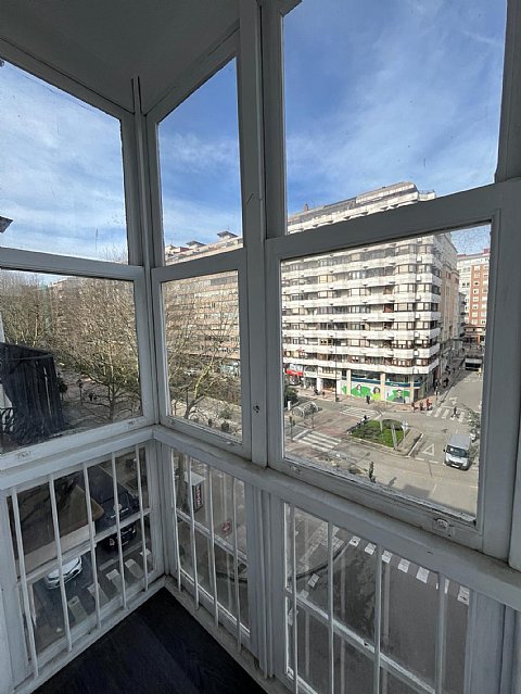 Piso recien reformado de 3 habitacion y 2 baños con balcon en el centro de Santander