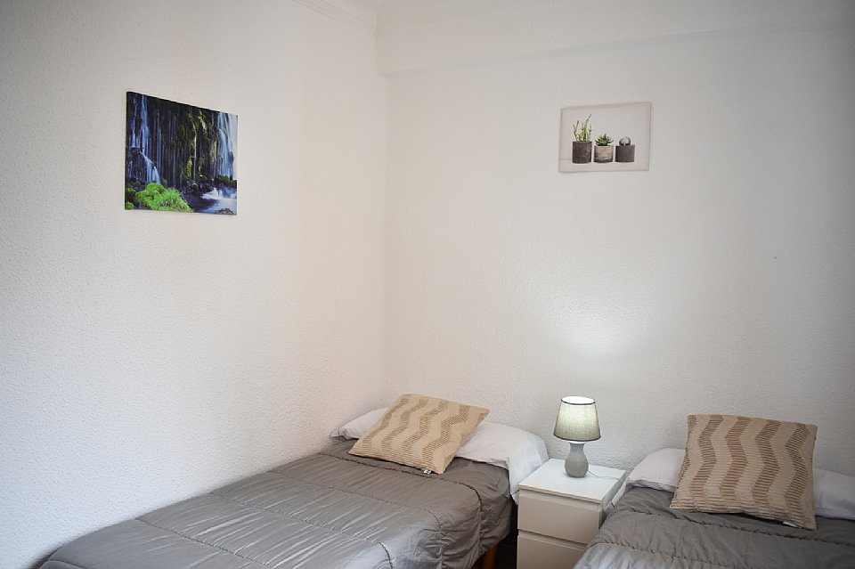 Alquiler TEMPORAL (hasta junio 2022). Piso amplio con 3 habitaciones dobles en centro de Santander