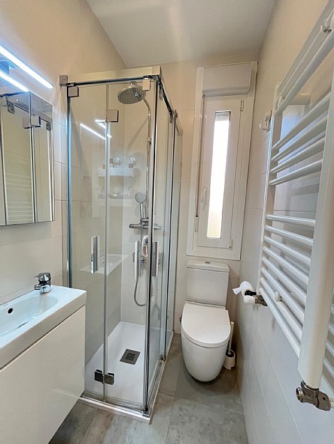 Piso al sur de 4 hab y 2 baños con balcón reformado en Ciudad Jardin