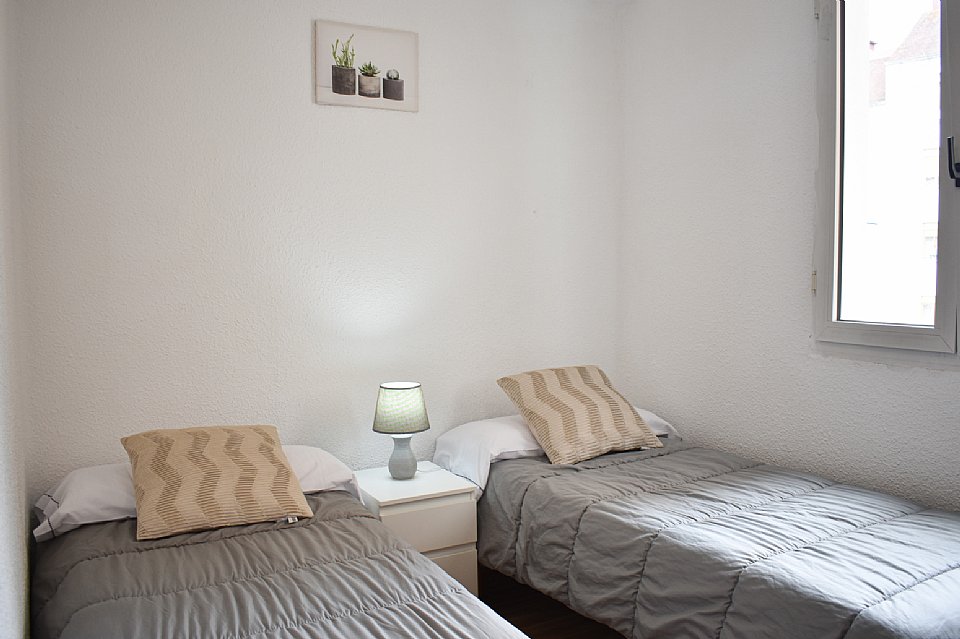 Alquiler TEMPORAL (hasta junio 2022). Piso amplio con 3 habitaciones dobles en centro de Santander