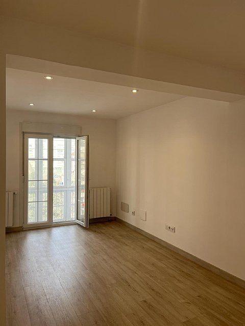 Piso recien reformado de 3 habitacion y 2 baños con balcon en el centro de Santander