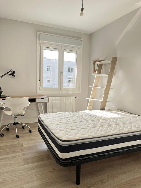 Piso al sur de 4 hab y 2 baños con balcón reformado en Ciudad Jardin