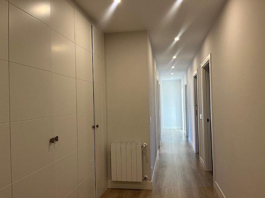 Piso al sur de 4 hab y 2 baños con balcón reformado en Ciudad Jardin