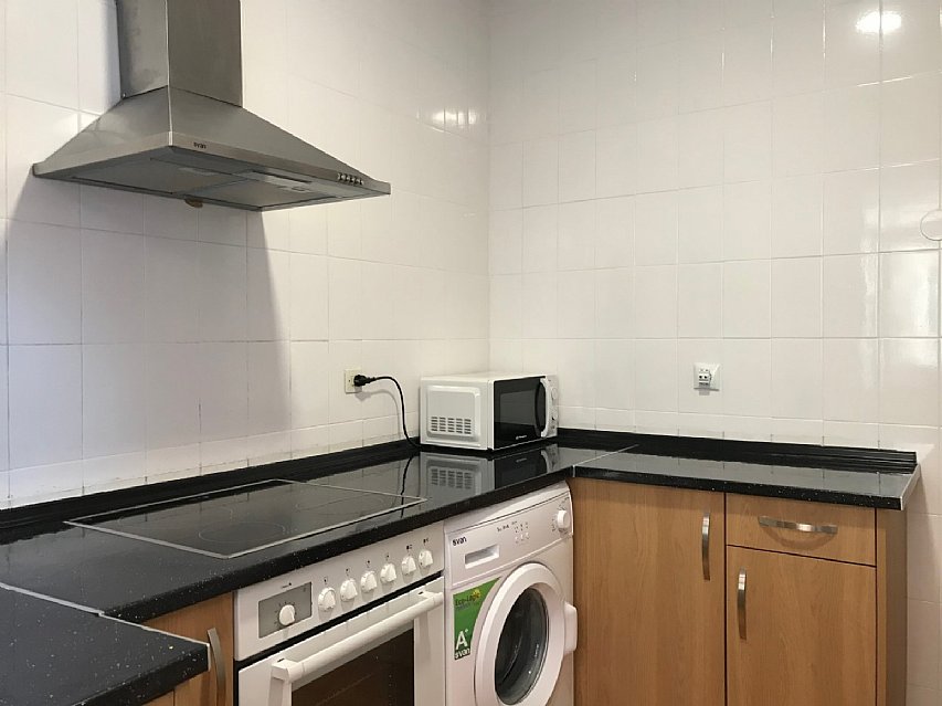 Alquiler TEMPORAL (hasta junio 2022). Piso amplio con 3 habitaciones dobles en centro de Santander