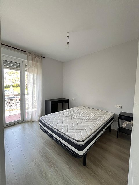 Piso al sur de 4 hab y 2 baños con balcón reformado en Ciudad Jardin