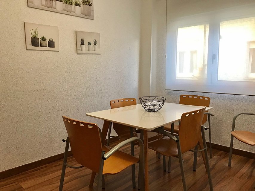 Alquiler TEMPORAL (hasta junio 2022). Piso amplio con 3 habitaciones dobles en centro de Santander