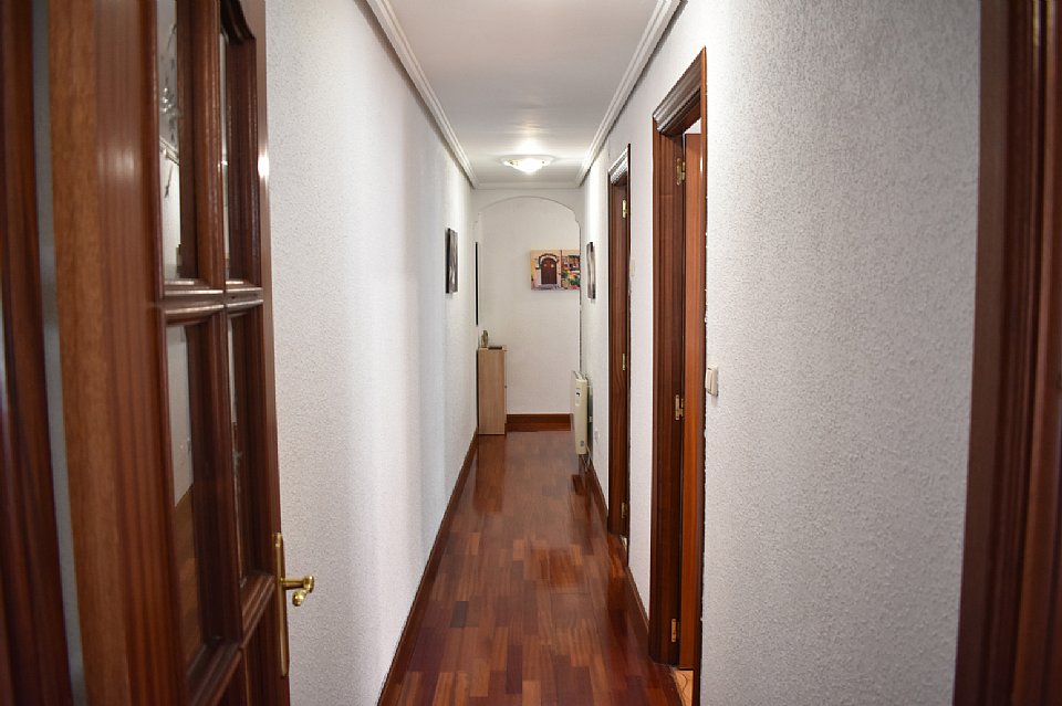 Alquiler TEMPORAL (hasta junio 2022). Piso amplio con 3 habitaciones dobles en centro de Santander