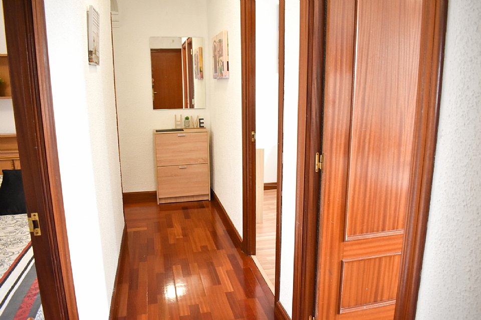 Alquiler TEMPORAL (hasta junio 2022). Piso amplio con 3 habitaciones dobles en centro de Santander