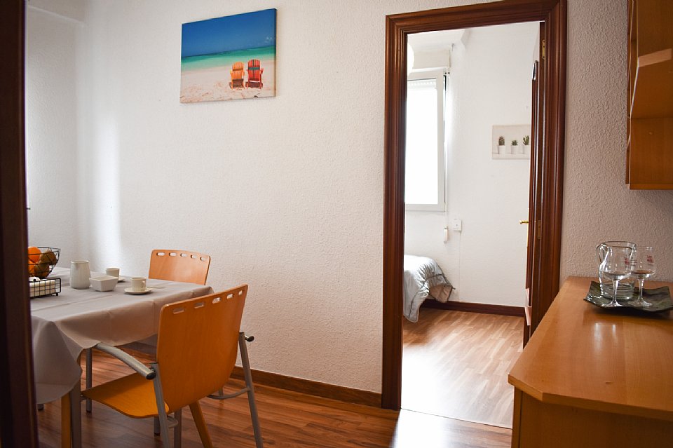 Alquiler TEMPORAL (hasta junio 2022). Piso amplio con 3 habitaciones dobles en centro de Santander