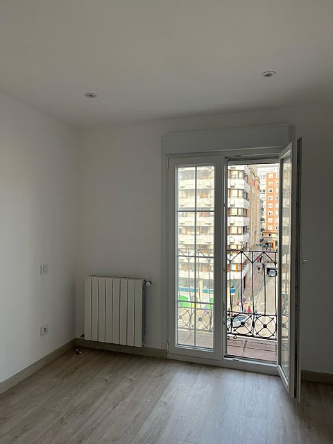 Piso recien reformado de 3 habitacion y 2 baños con balcon en el centro de Santander