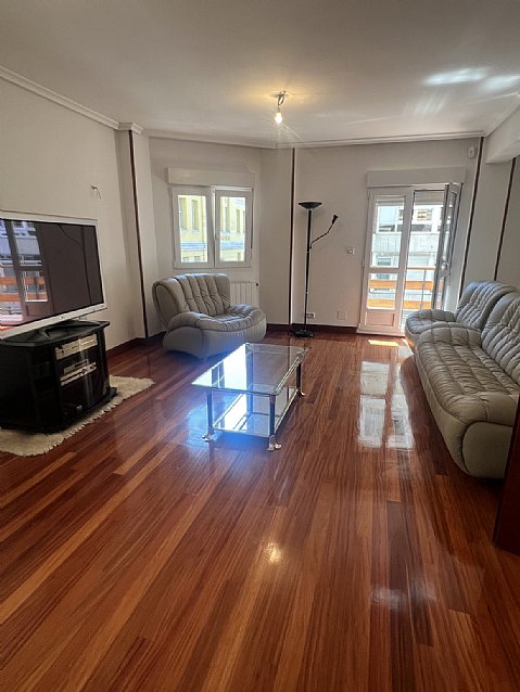 Piso de 138 metros, con ascensor, 4 habitaciones dobles, salón con balcon y 2 baños con ventana en el centro de Santander. 