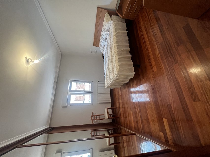 Piso de 138 metros, con ascensor, 4 habitaciones dobles, salón con balcon y 2 baños con ventana en el centro de Santander. 